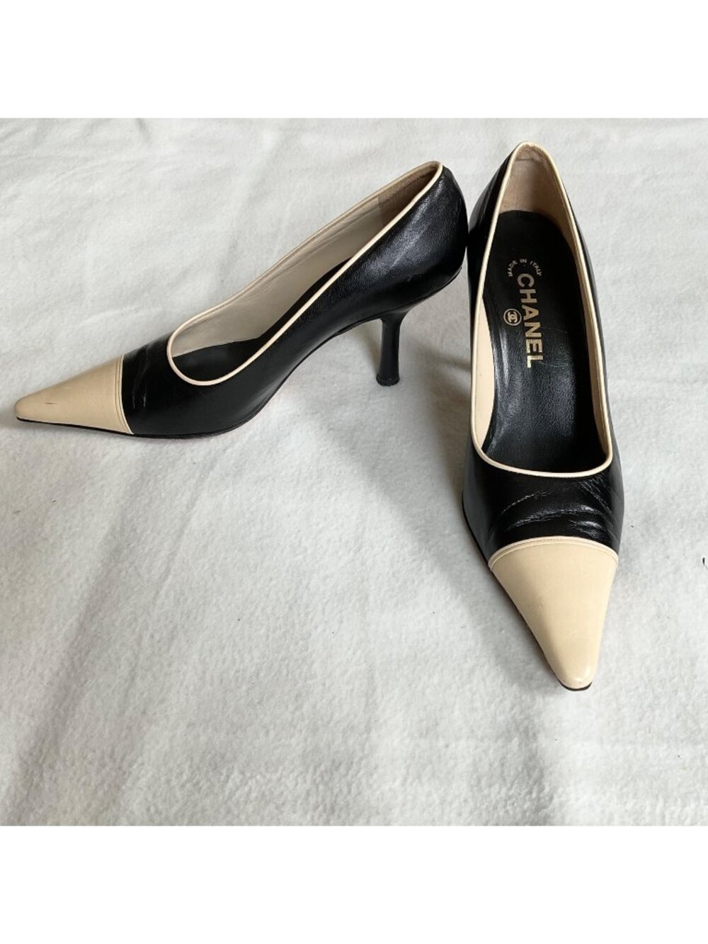 Chanel beige black leather heels pump EU37 US6.5